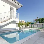 Lägenhet With Pool In 54749